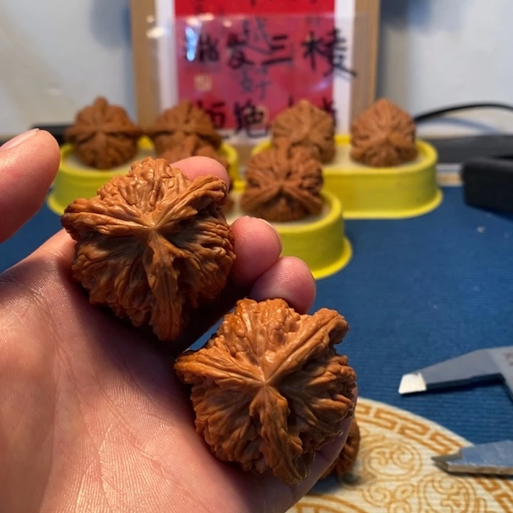 桃核吊坠向*生白狮子三棱