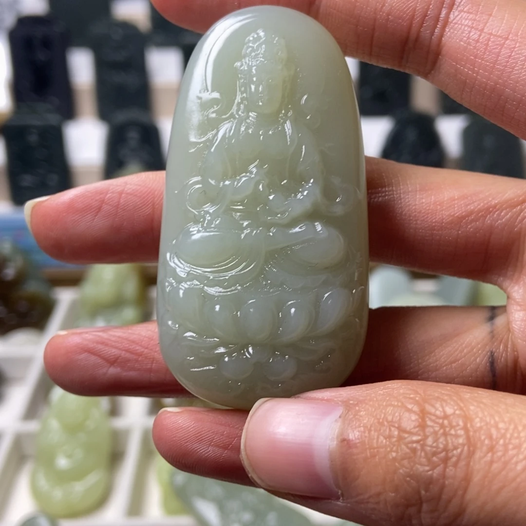 微***笑和田玉未镶嵌颈饰