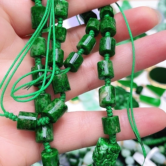 翡翠未镶嵌颈饰素**春