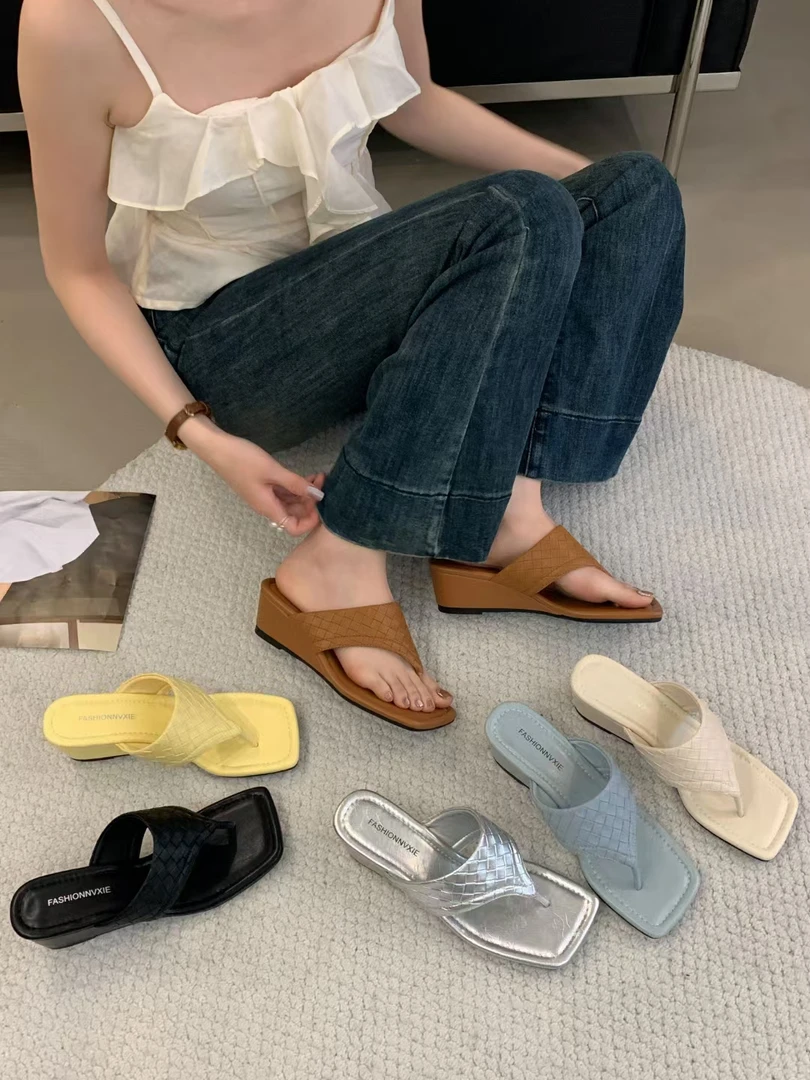 旅游必穿~2025新款坡跟凉拖鞋外穿增高夹趾厚底人字拖仙女配裙子