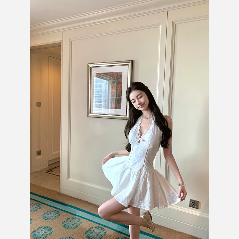 现货 白色v领挂脖连衣裙女2025夏季气质修身收腰纯欲性感露背裙子