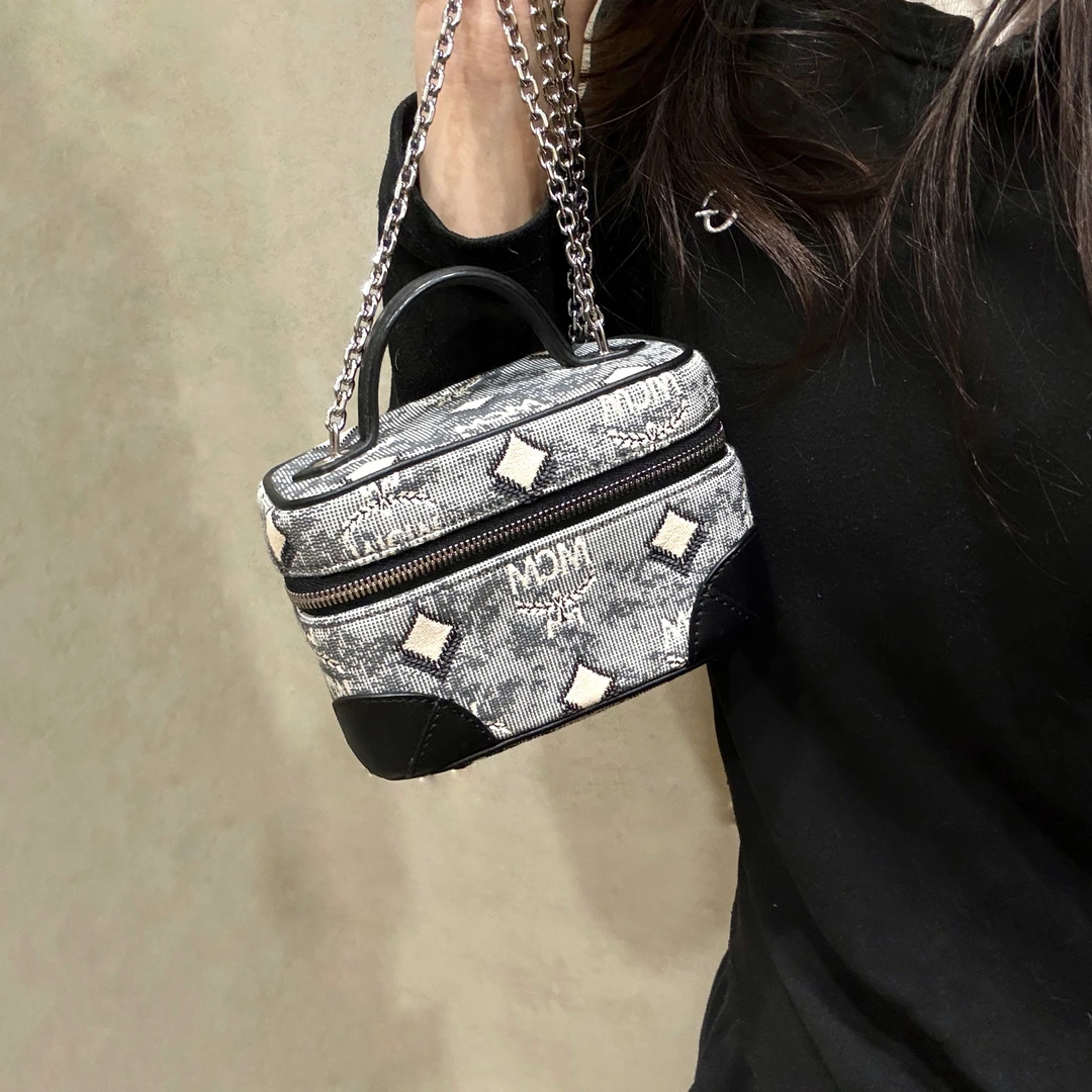 95新 MCM 【小考拉】mcm 黑色暗纹mini化妆盒斜挎包