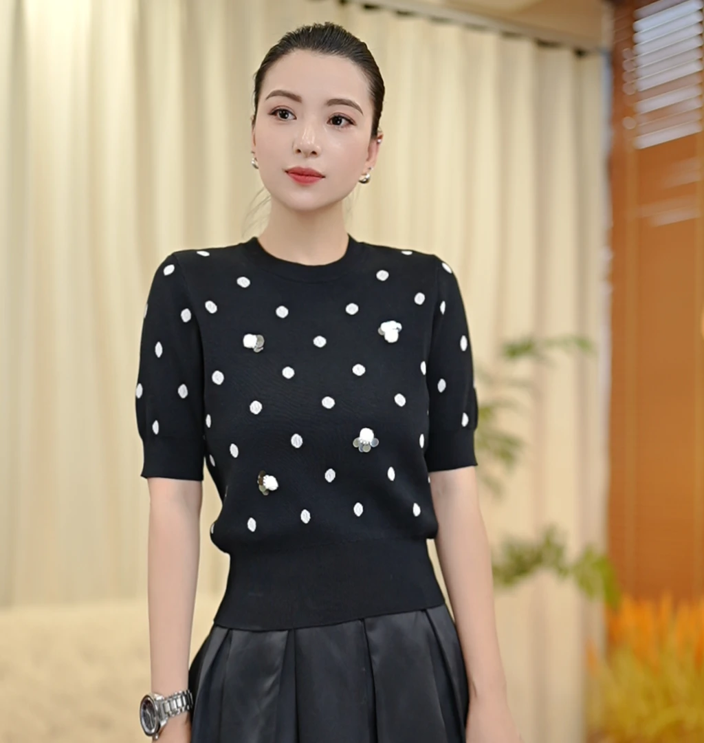 新款通勤风波点短款气质五分袖圆领黑色毛衣女