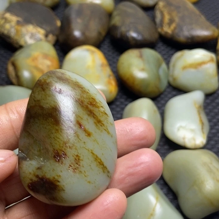幸***着和田玉(糖玉)未镶嵌珠宝奇石