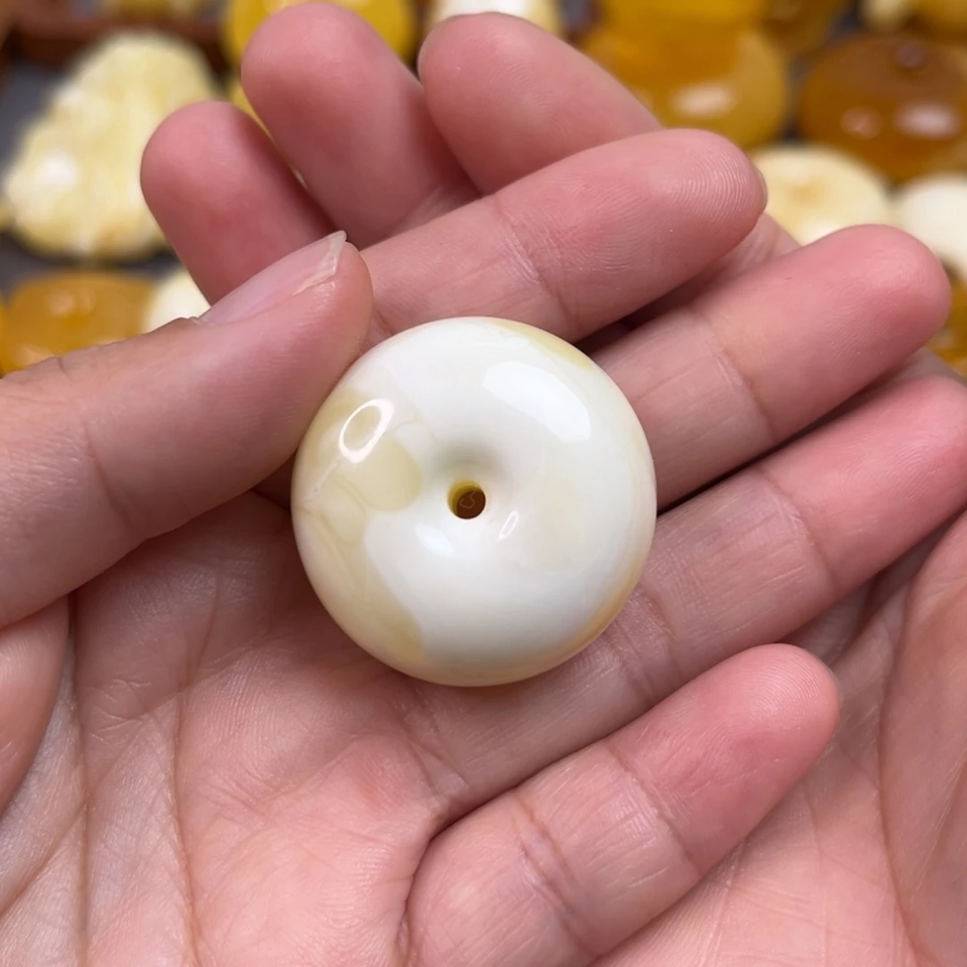 琥珀裸石未镶嵌瓷白扣