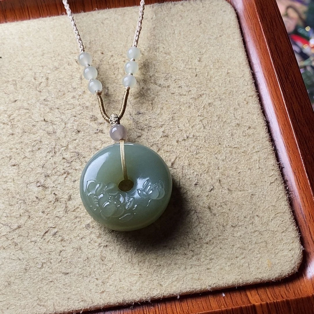 浅****和田玉未镶嵌颈饰