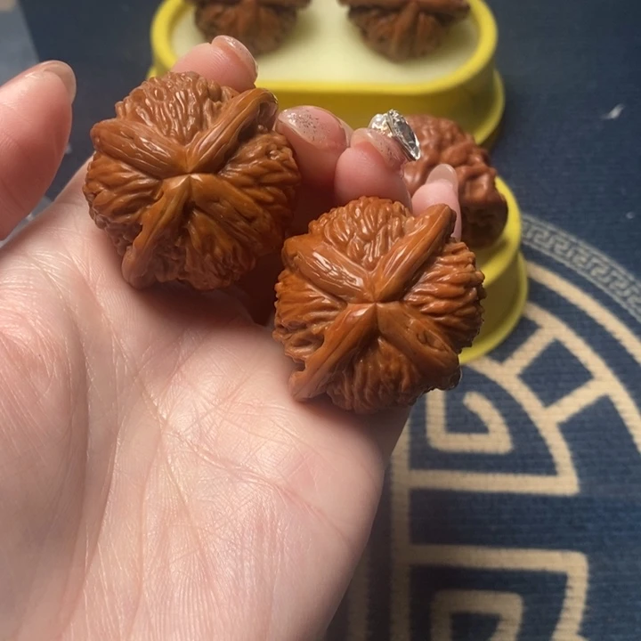 核桃把件励****人文玩核桃