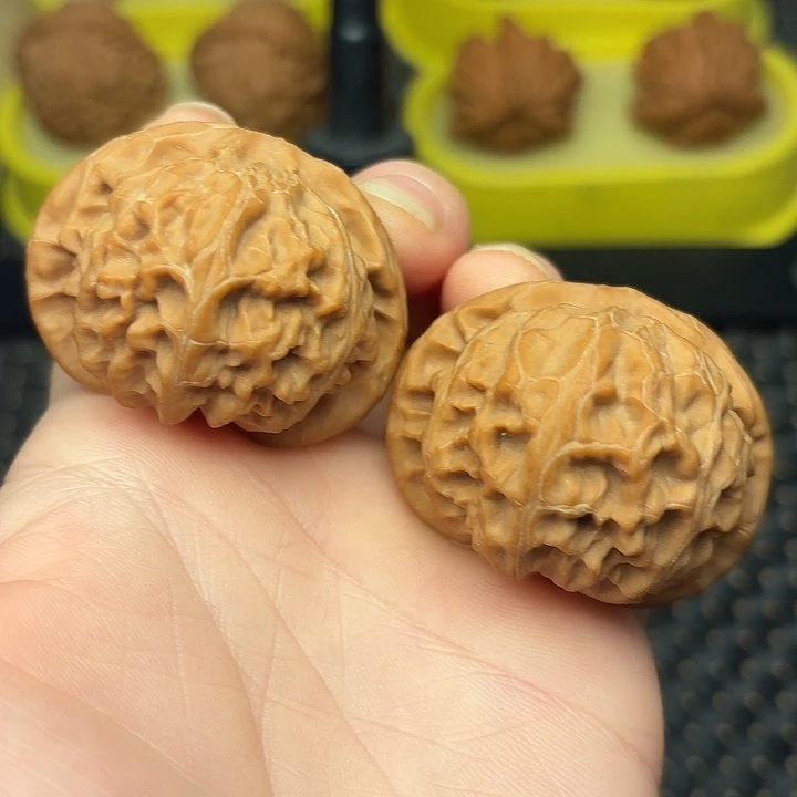 文玩核桃吊坠43红皮宫灯狮子头