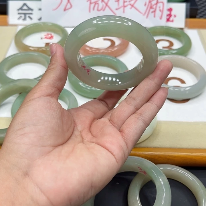 石英质玉手镯未镶嵌满*星