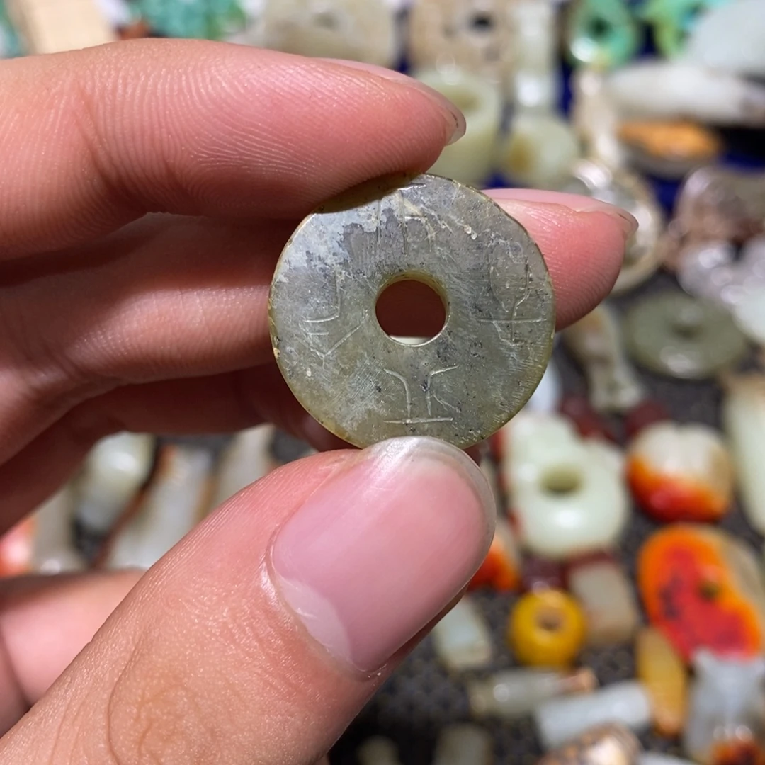 透闪石质玉未镶嵌颈饰