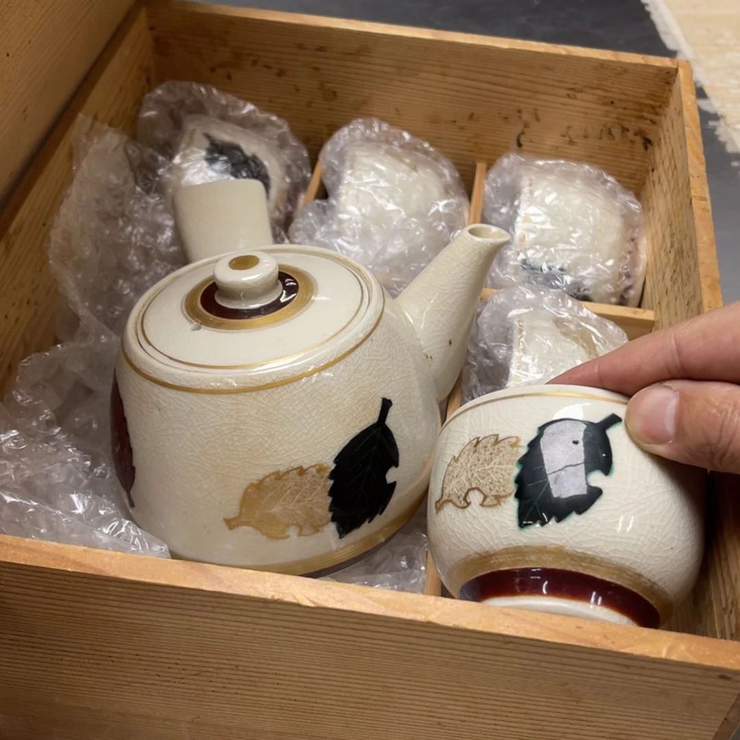 瓷片风**吉密密麻麻地排列着一个