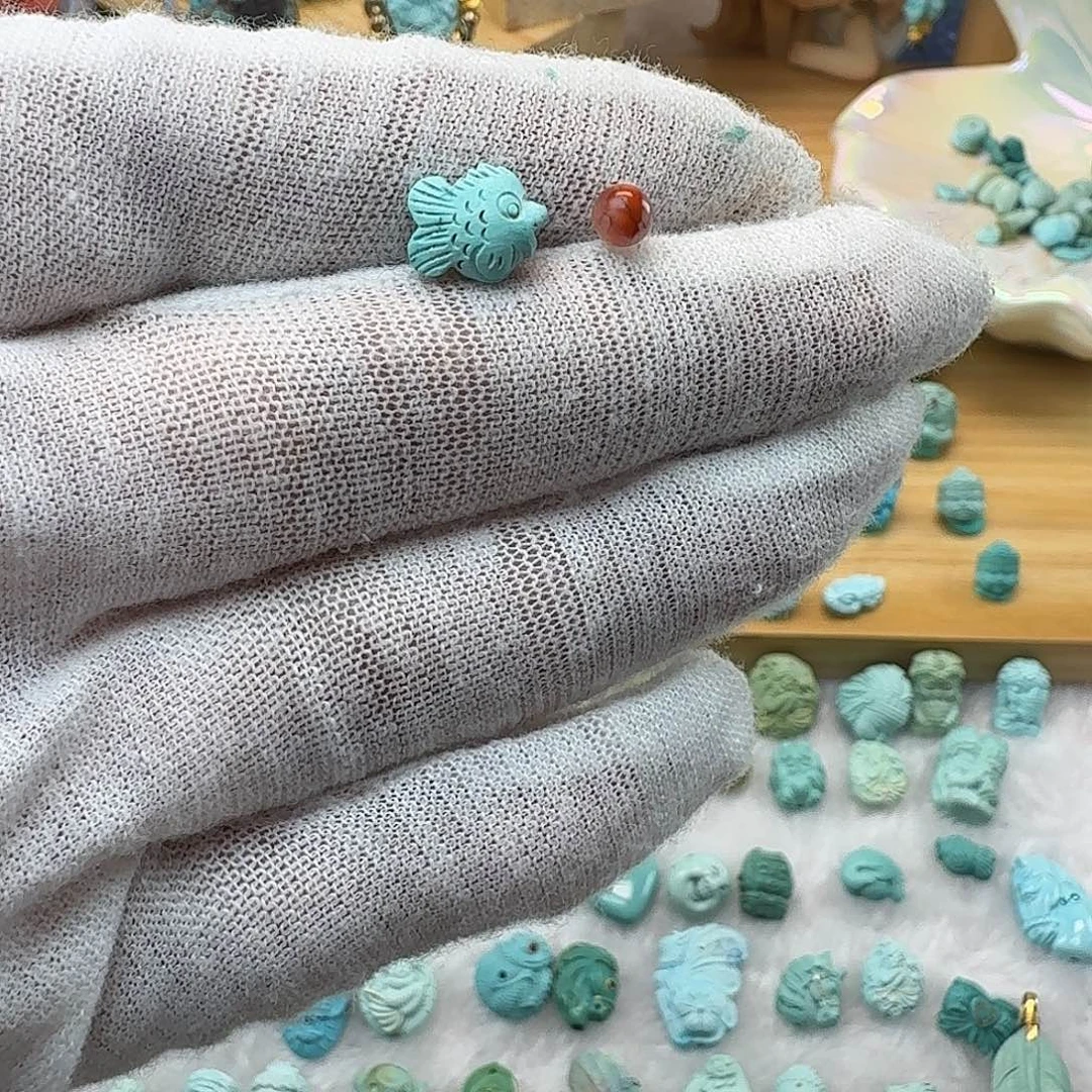 南红玛瑙未镶嵌颈饰小鱼