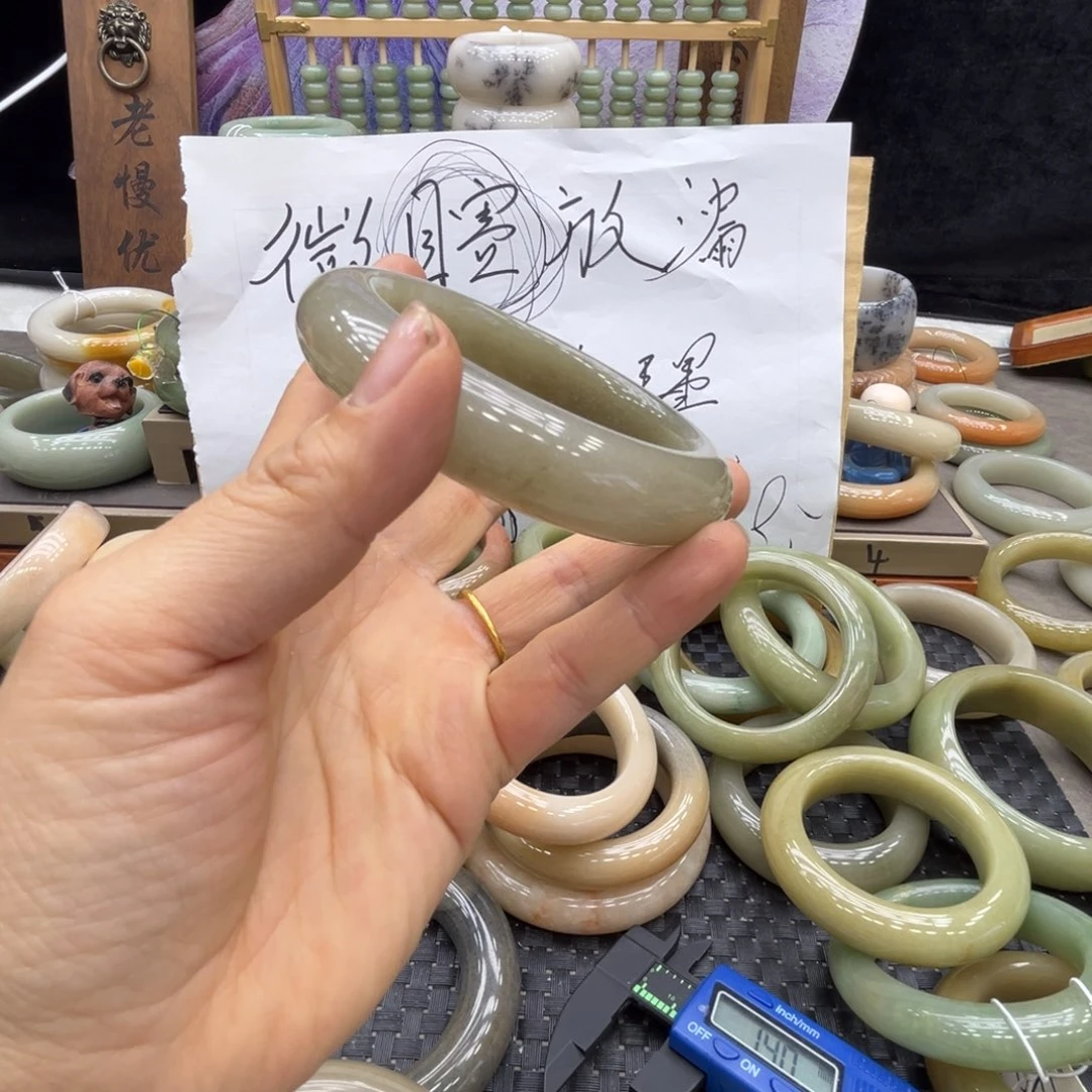 秋***鱼石英质玉未镶嵌手镯