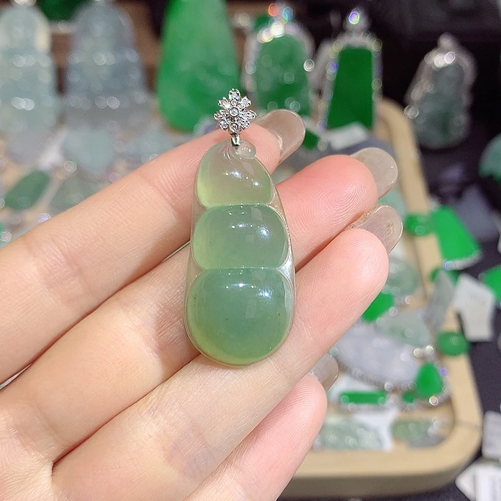 翡翠18K金镶嵌颈饰豆