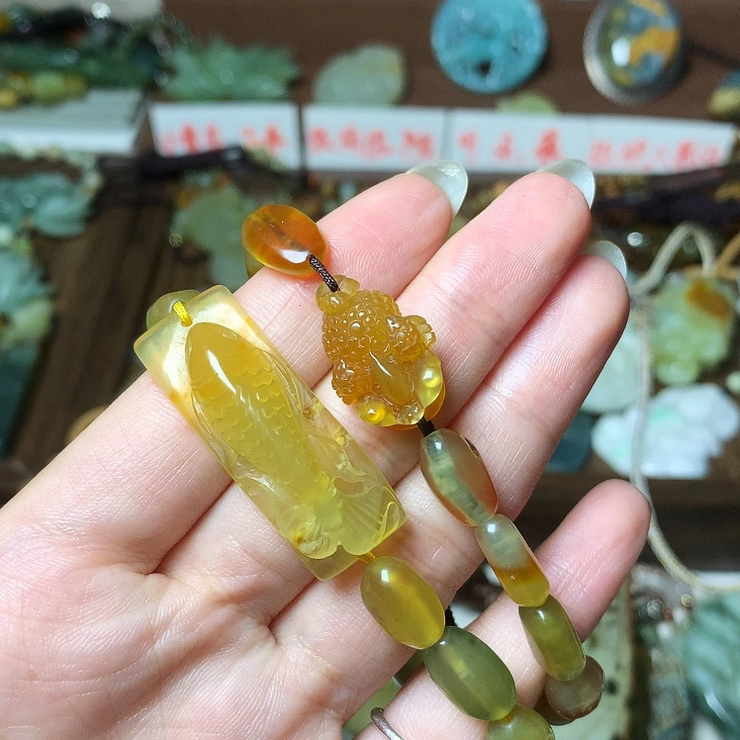 蛇纹石玉未镶嵌颈饰半**田
