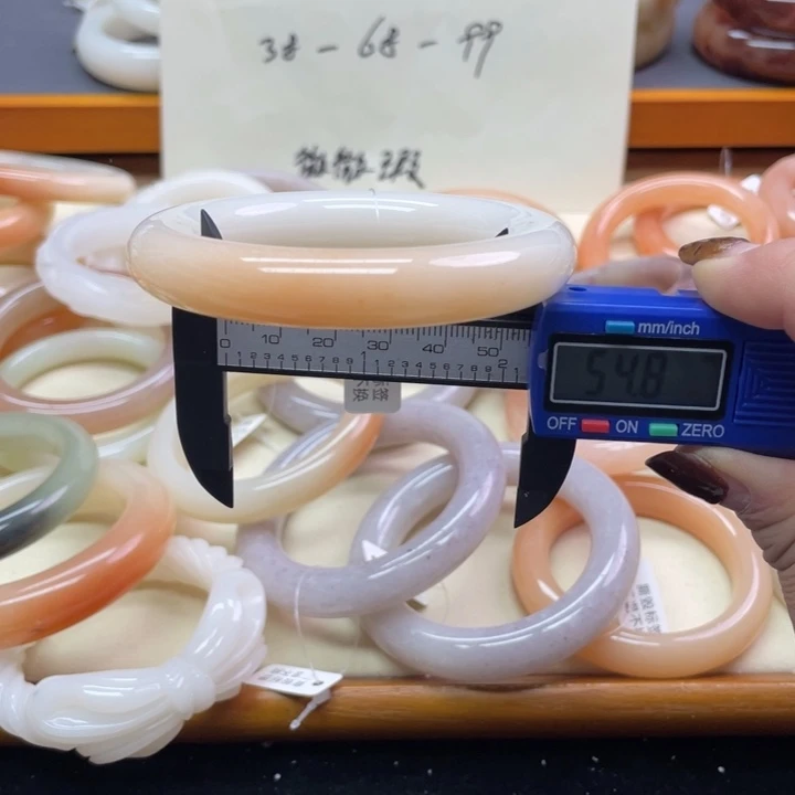 未镶嵌石英岩玉珠宝奇石