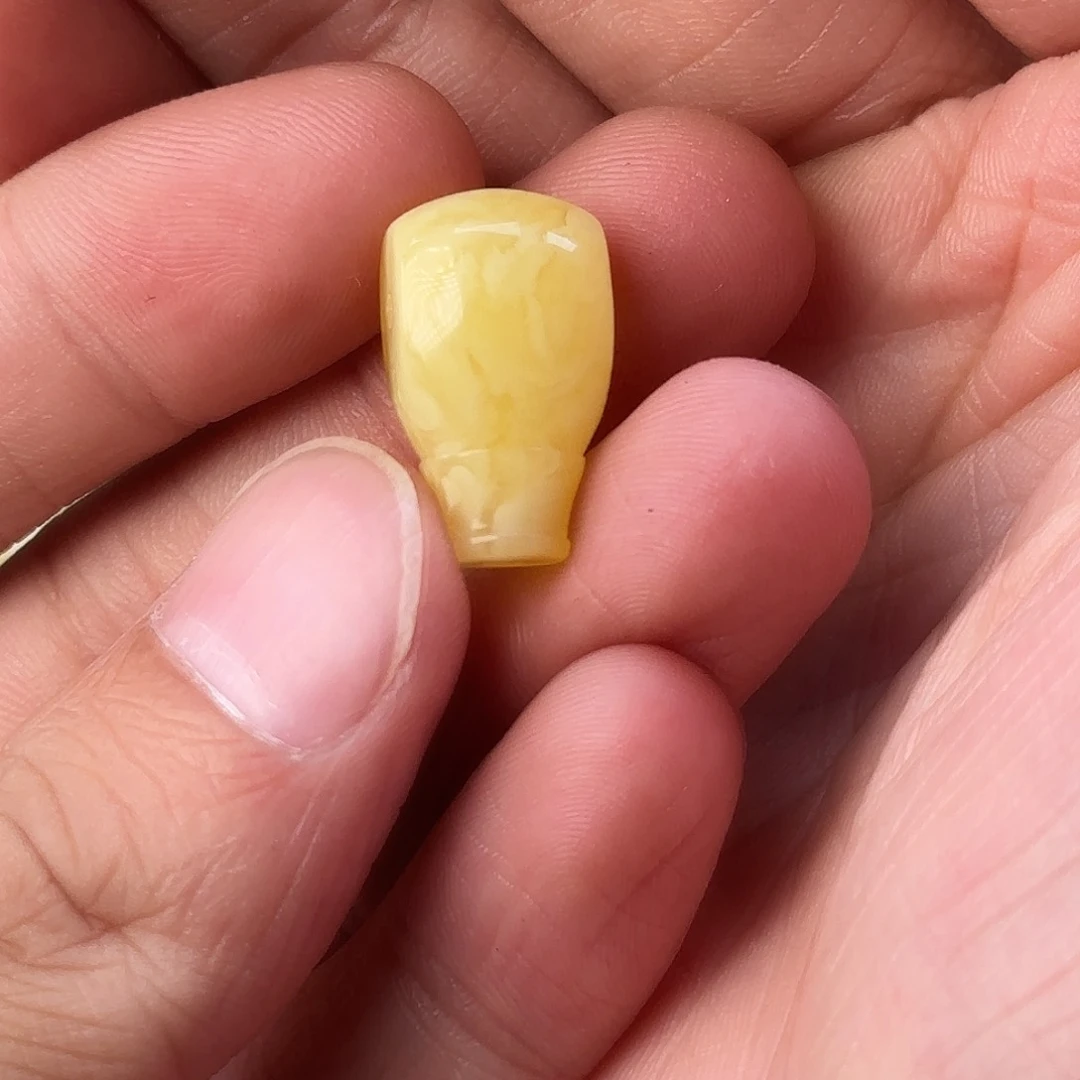 未镶嵌琥珀裸石厚度12mm