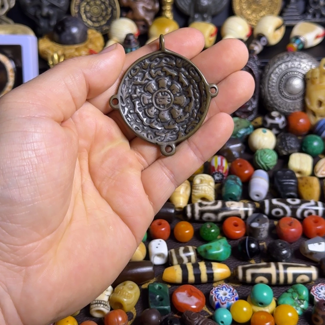 琉璃颈饰牌子如图