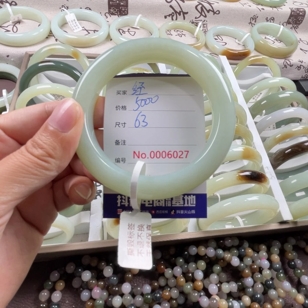经***年和田玉手镯未镶嵌