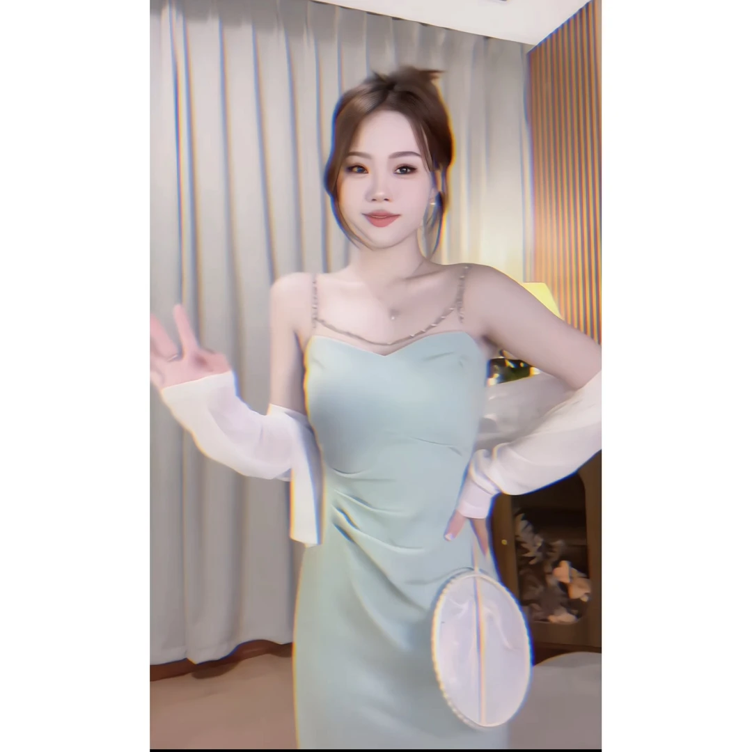 春夏新款显瘦性感法式钻链肩带设计感收腰修身连衣裙套装轻奢时尚