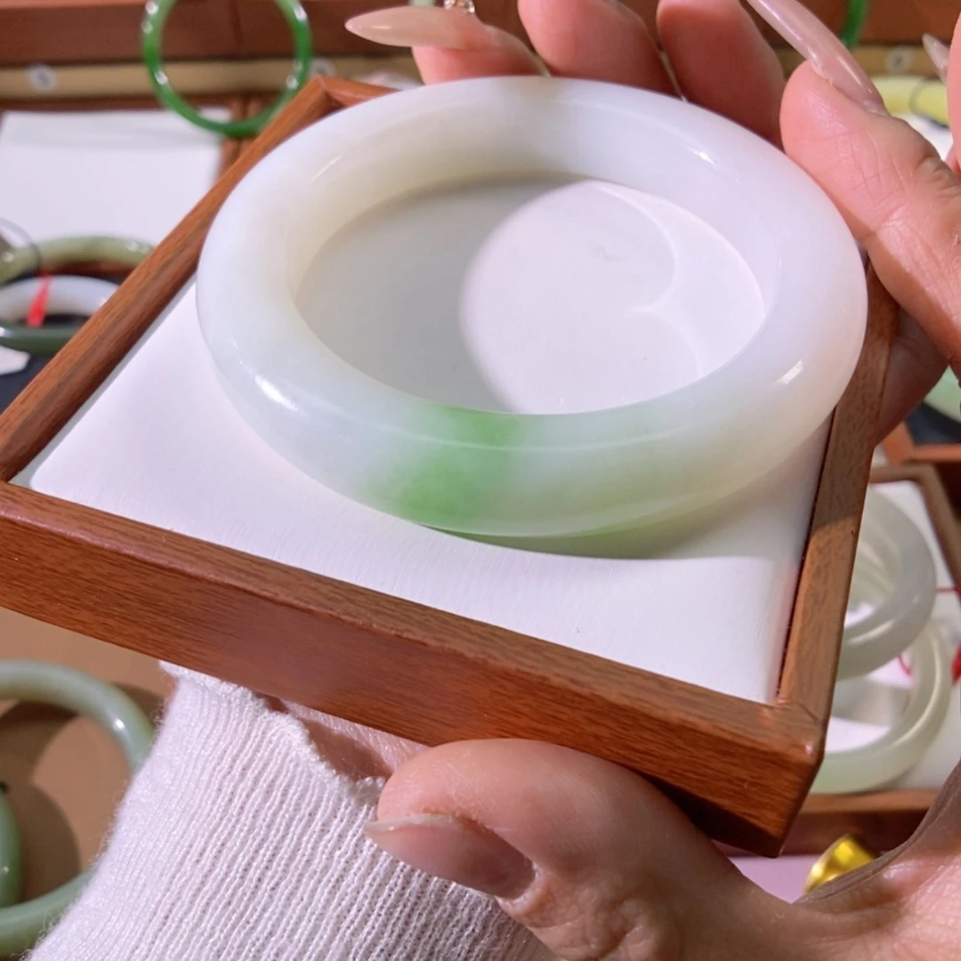 【闪购商品】未镶嵌手镯和田玉（翠青玉）枫**好