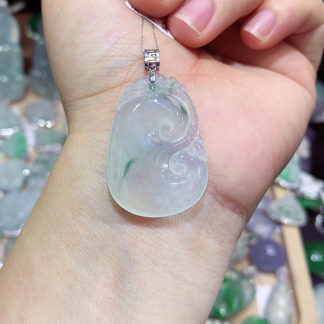 翡翠18K金镶嵌颈饰如意