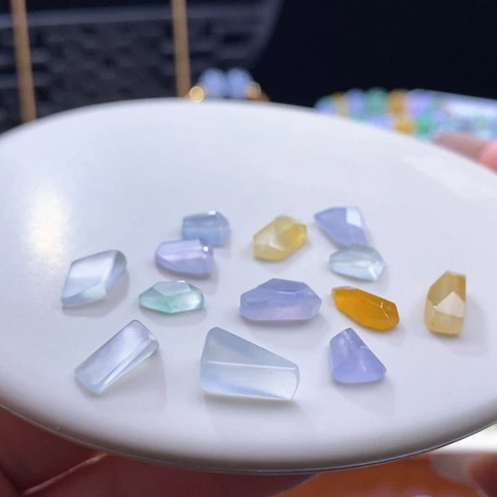 翡翠未镶嵌颈饰翡翠特色随形多样性发其一