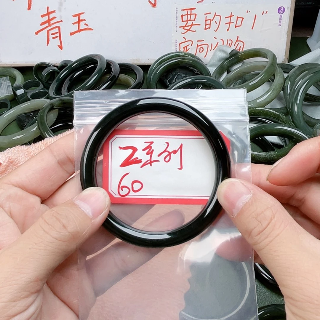 Z***列和田玉未镶嵌手镯