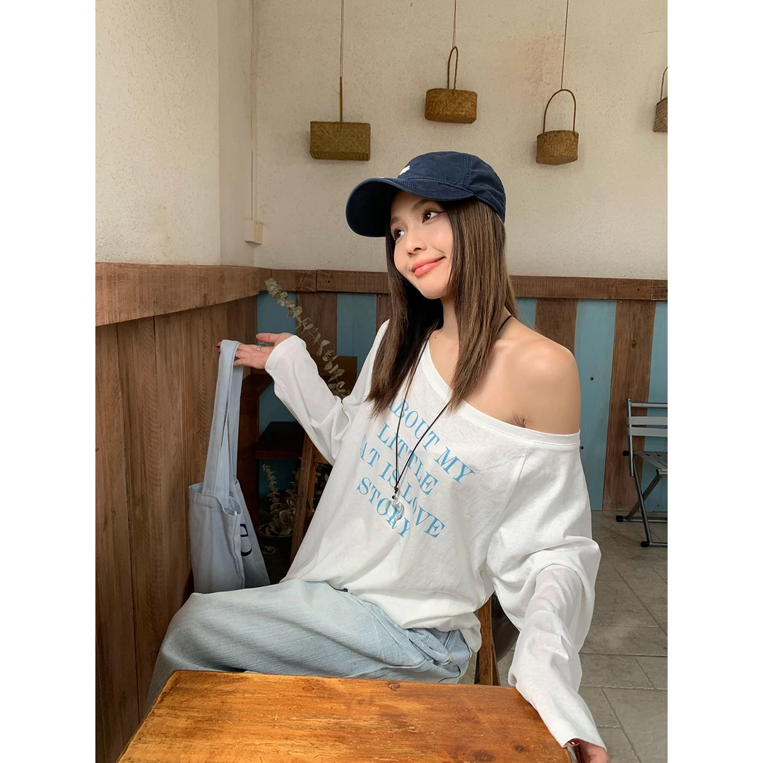 白色字母印花斜领露肩长袖防晒罩衫t恤女夏季微透宽松百搭薄上衣