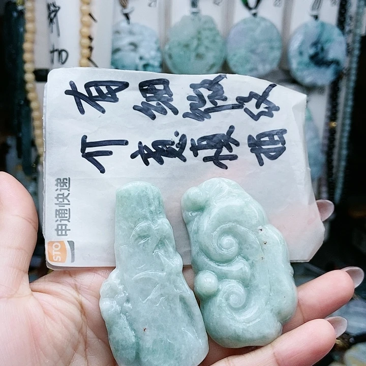 颈饰足铂镶嵌翡翠翡翠