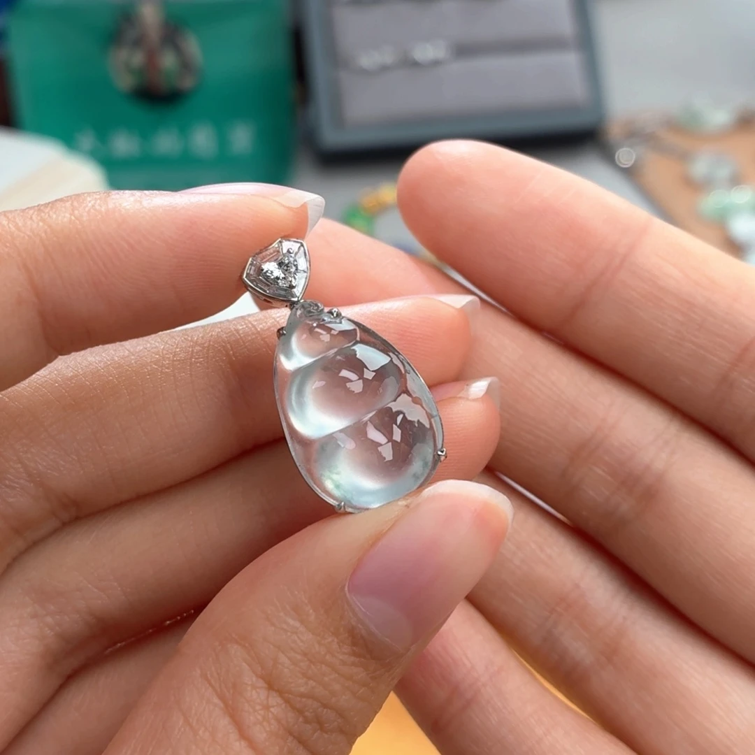 翡翠18K金镶嵌颈饰