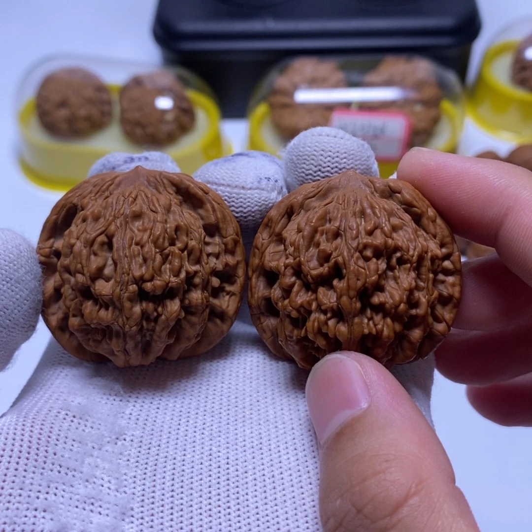 文玩核桃吊坠虎头