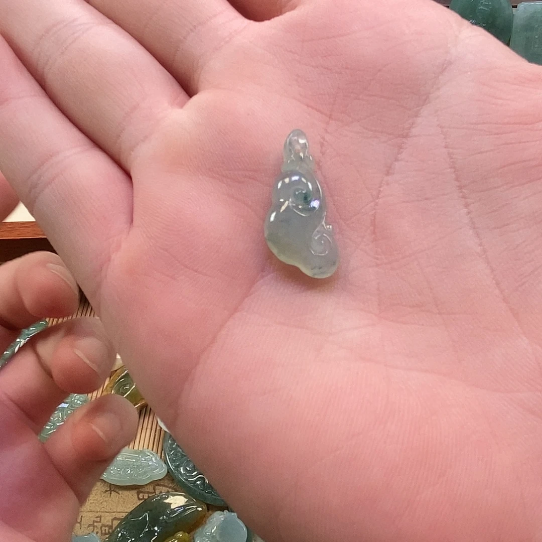 白***子颈饰未镶嵌翡翠翡翠