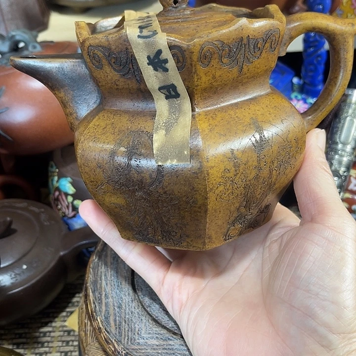 茶壶紫泥原矿泥料手工制作的一把紫砂壶。