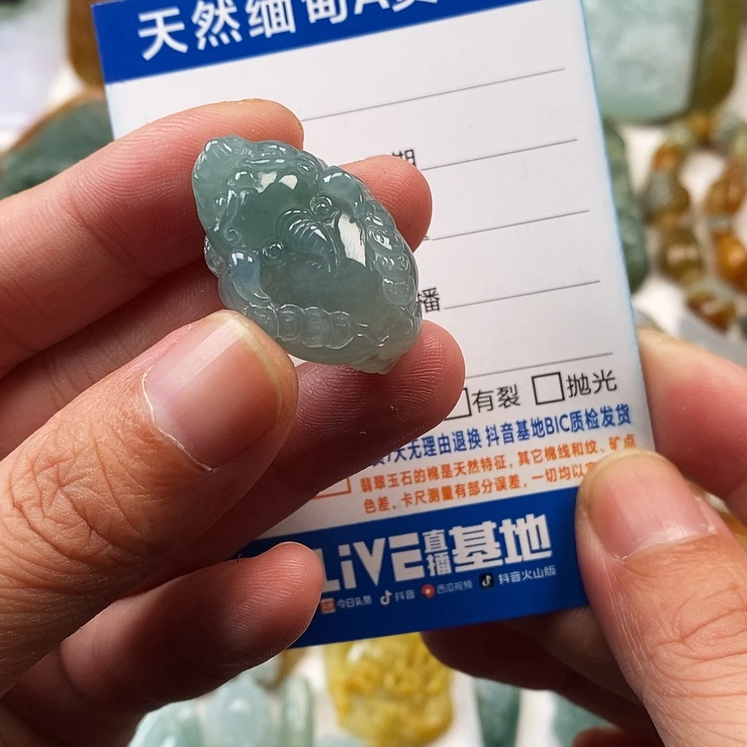 自***人翡翠未镶嵌颈饰金蟾