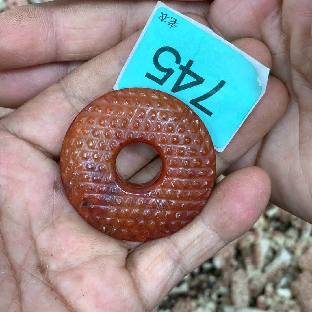 透闪石-蛇纹石玉未镶嵌颈饰
