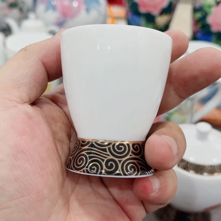 釉下五彩的瓷器在瓷器