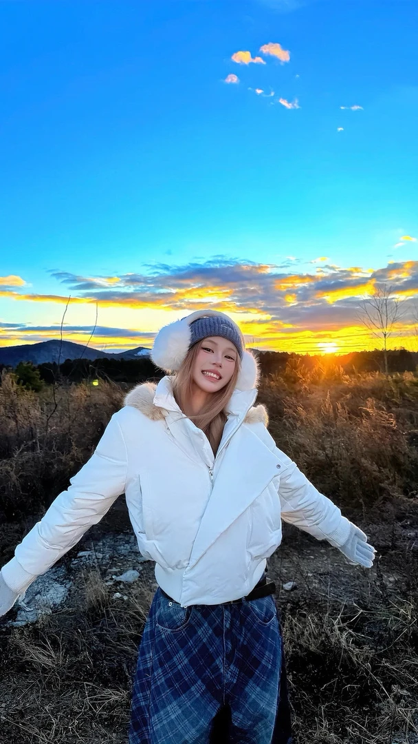 白色大毛领短款羽绒服女2025年冬季新款韩系设计感小个子棉服外套
