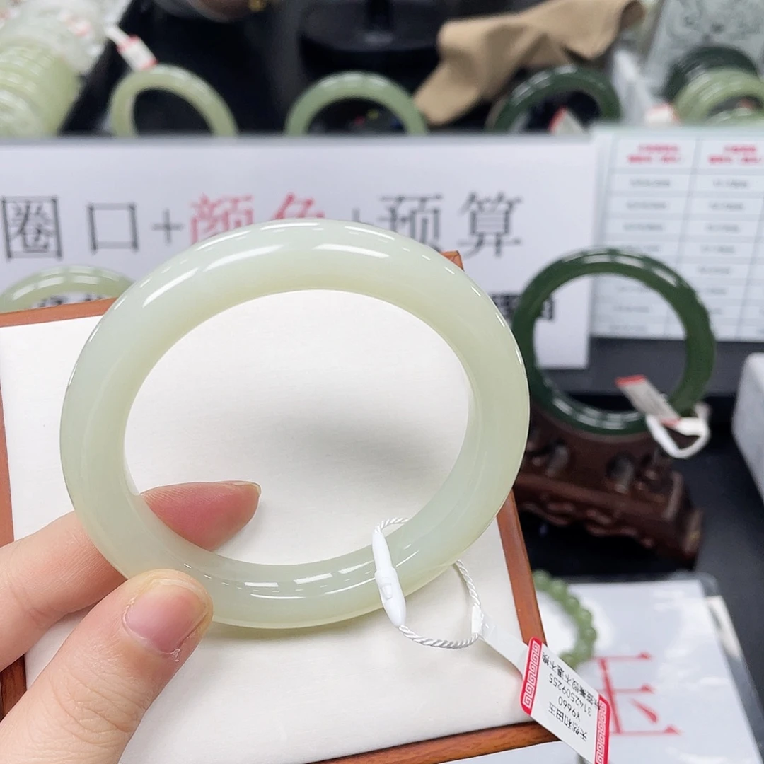 和田玉未镶嵌手镯