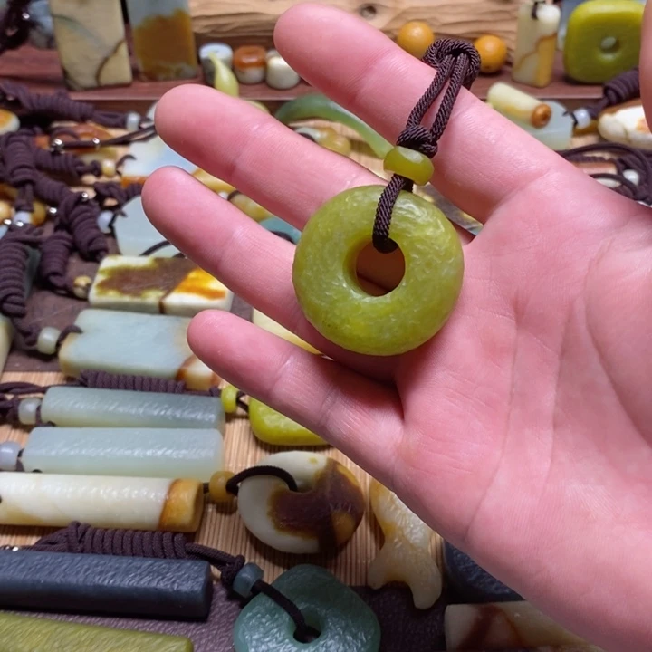 蛇纹石玉挂件未镶嵌