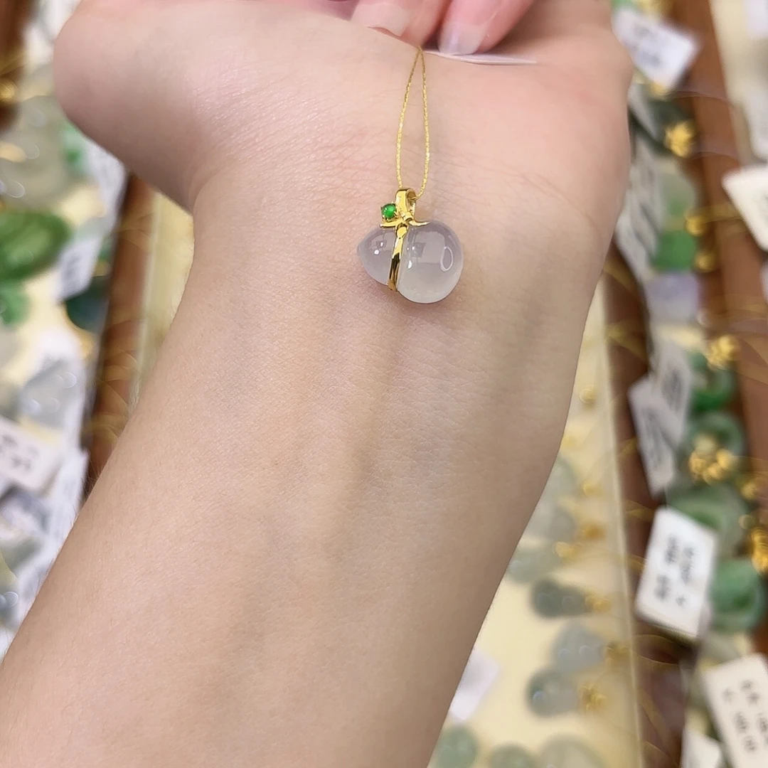 颈饰18K金镶嵌翡翠葫芦