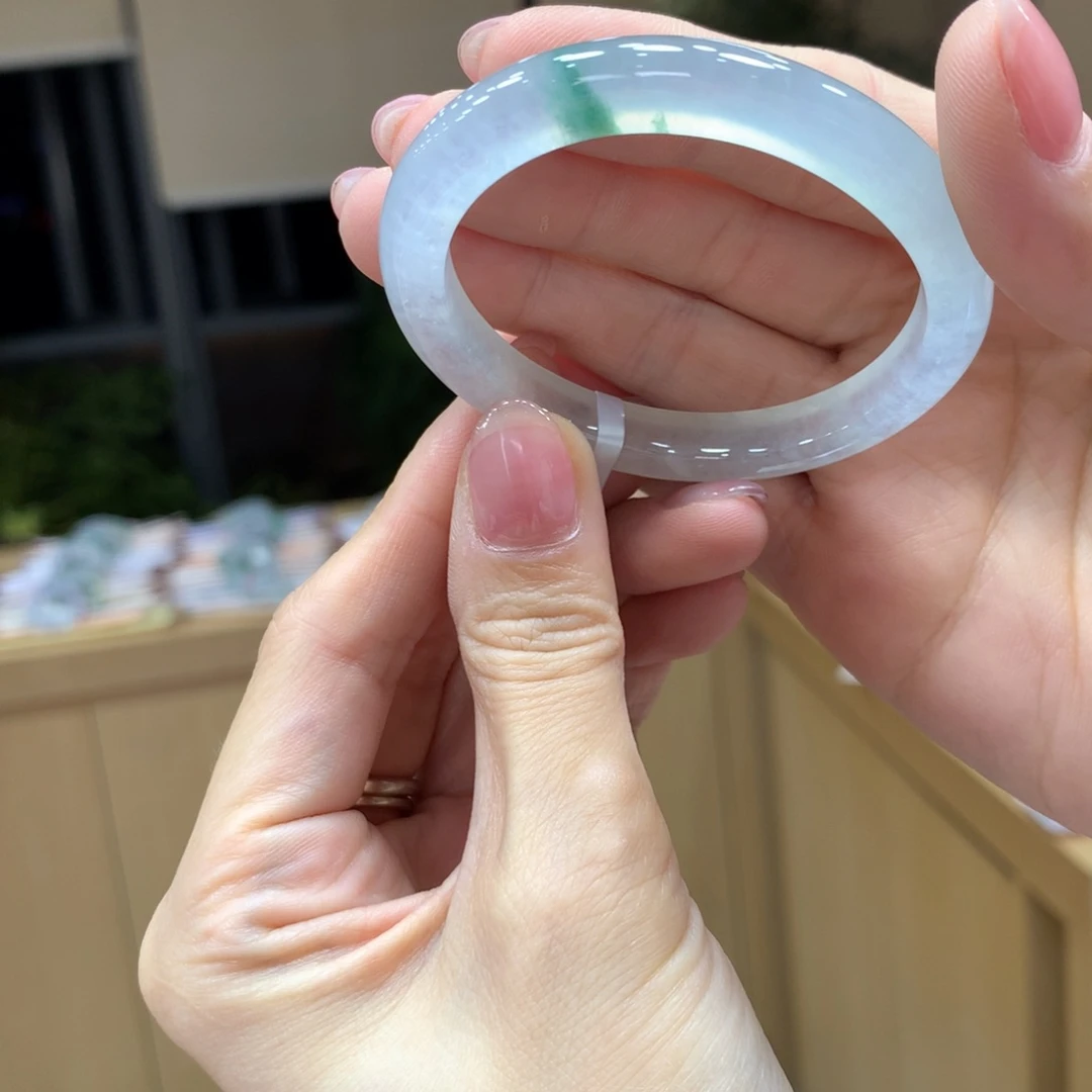 翡翠手镯未镶嵌不退不换