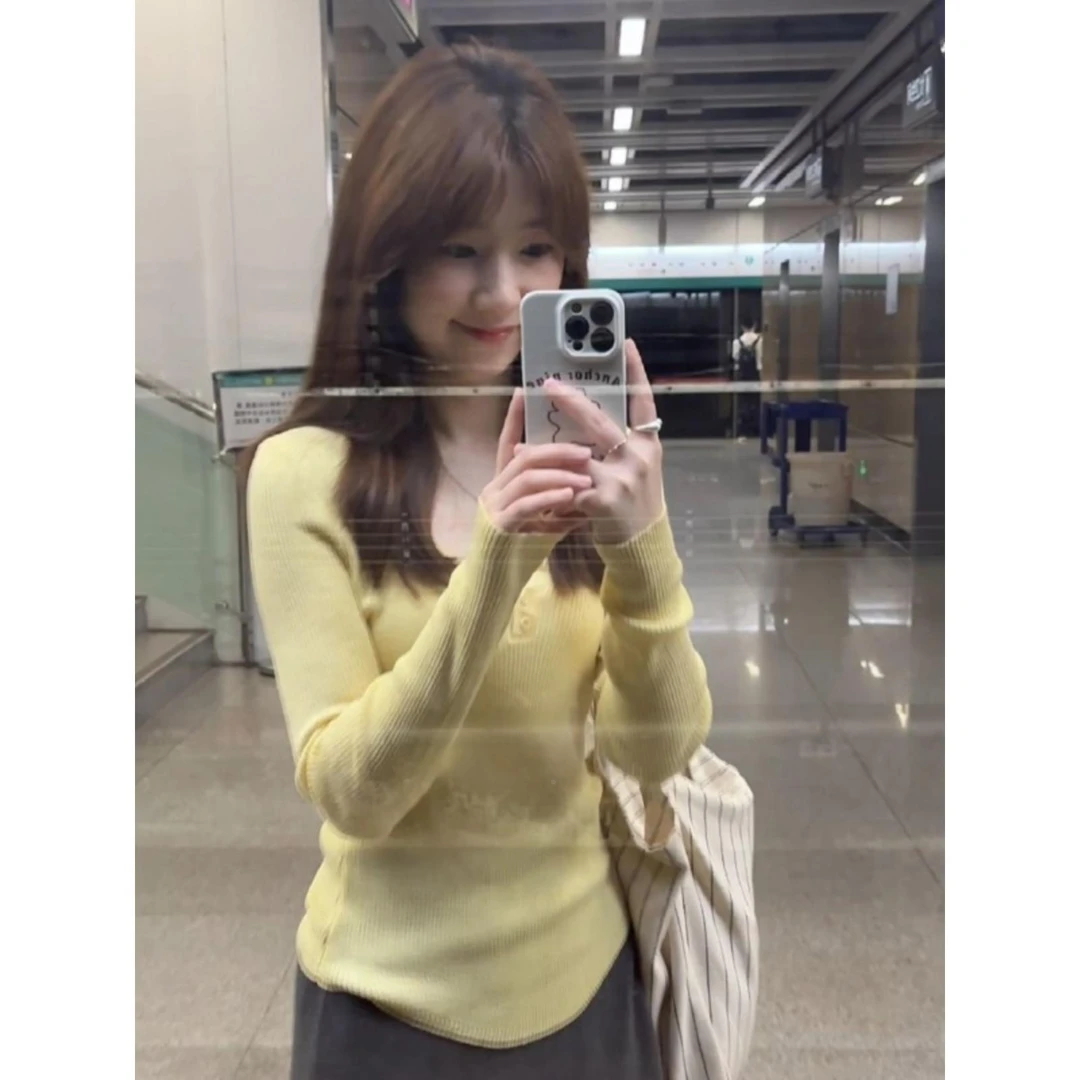 奶黄色V领打底针织衫女秋季2025新款U型下摆修身长袖显瘦内搭毛衣