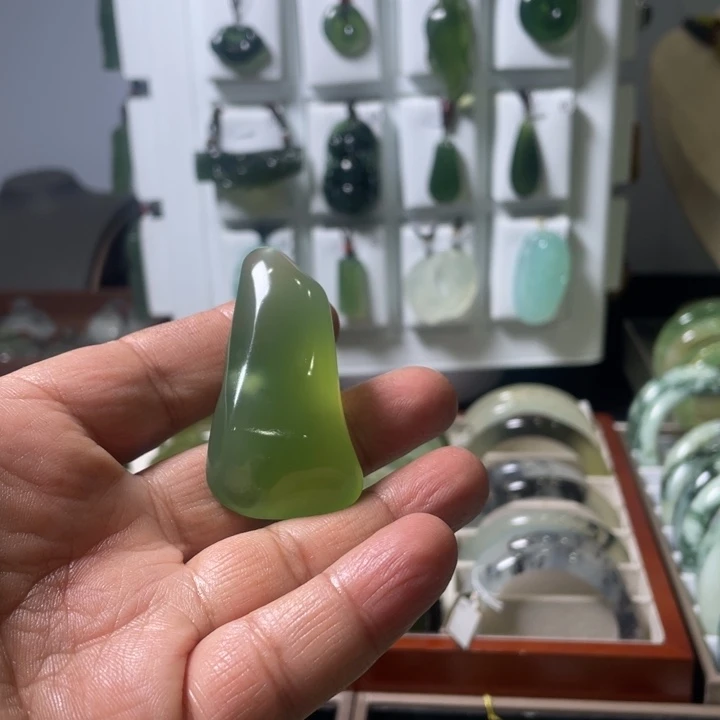蛇纹石玉未镶嵌颈饰