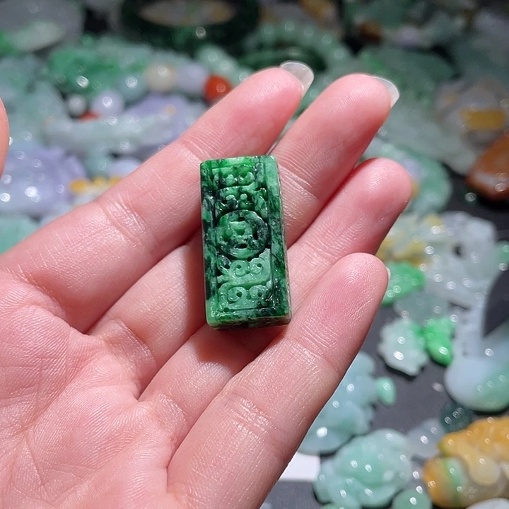 颈饰未镶嵌翡翠天