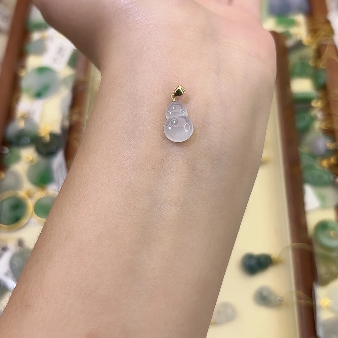 橘****颈饰18K金镶嵌翡翠葫芦