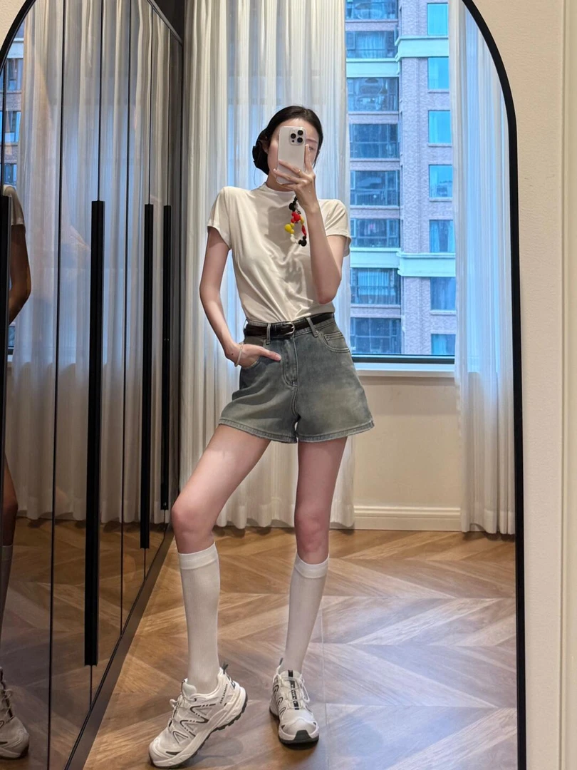 2025夏季新款韩系减龄时尚穿搭白色短袖上衣高腰牛仔阔腿短裤套装