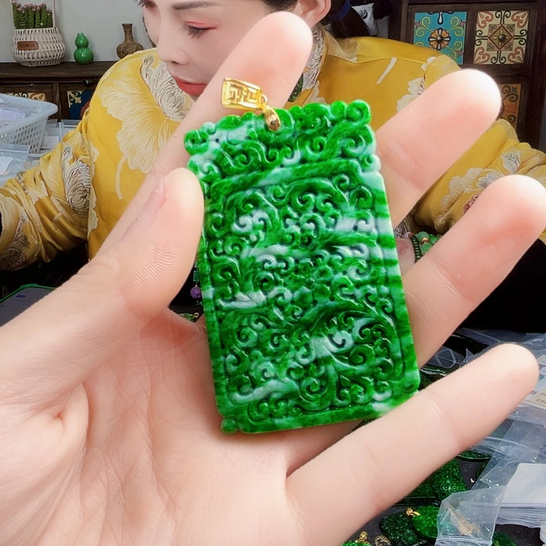 颈饰18K金镶嵌翡翠多样性