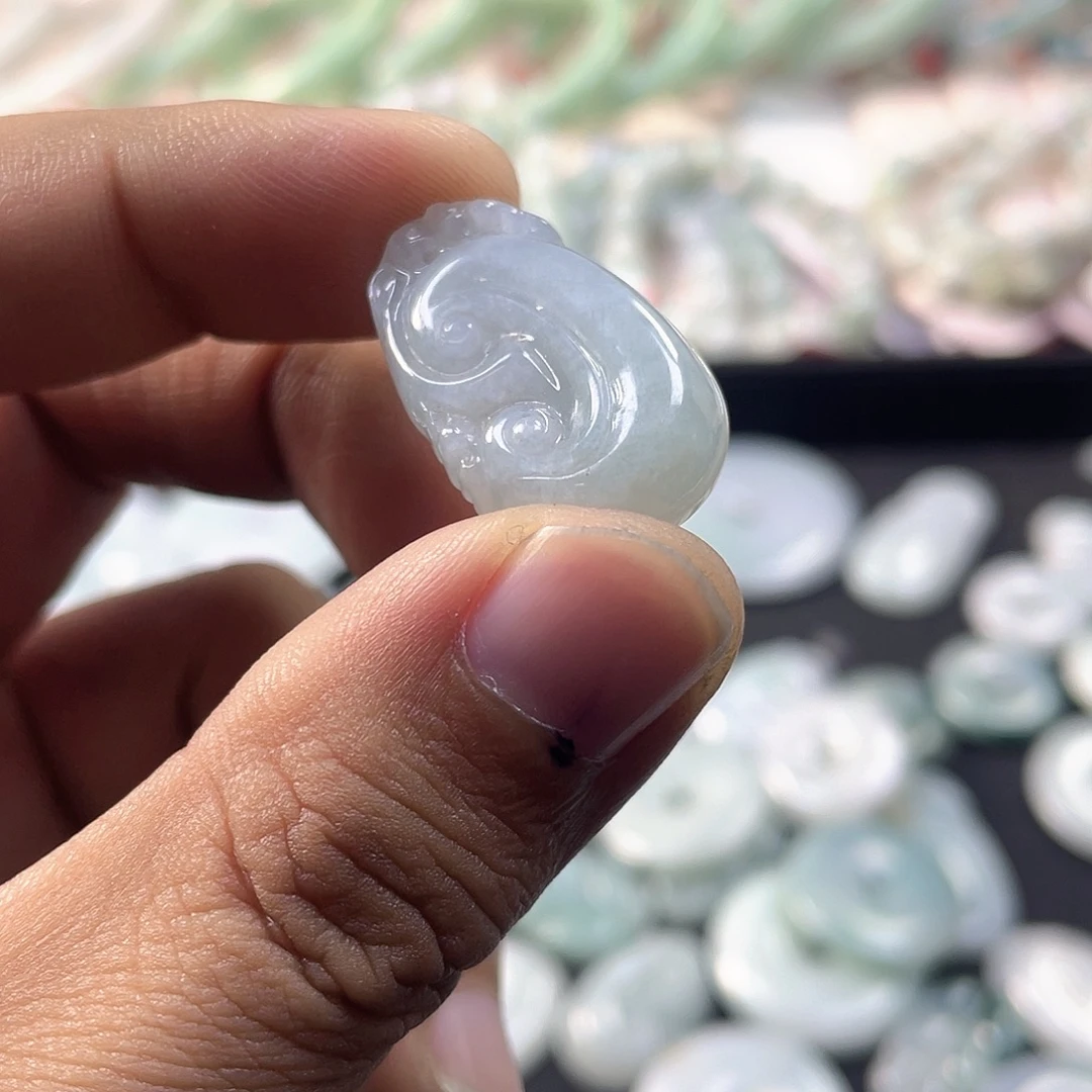 翡翠未镶嵌颈饰如意