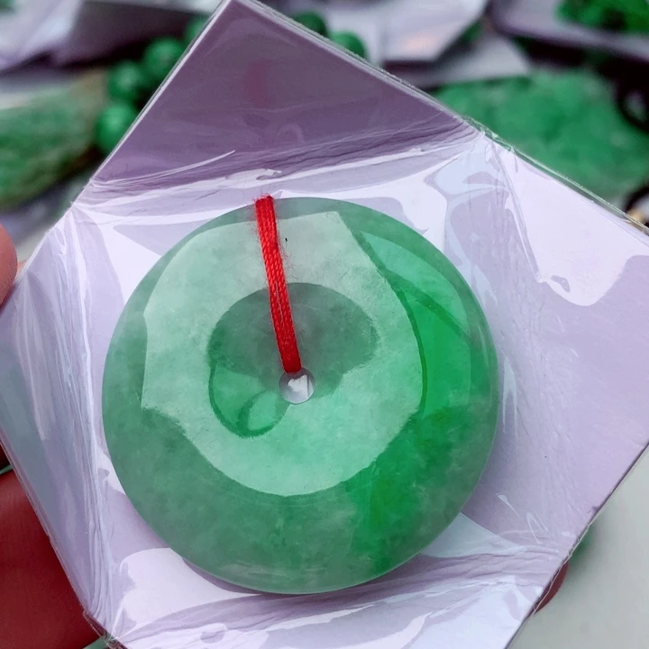 魏***洁翡翠未镶嵌吊坠(不含链)